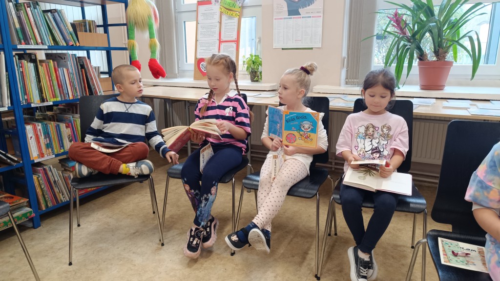 Pasowanie klas pierwszych na czytelnika biblioteki