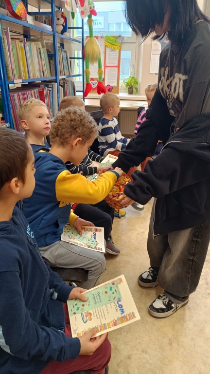 Pasowanie klas pierwszych na czytelnika biblioteki