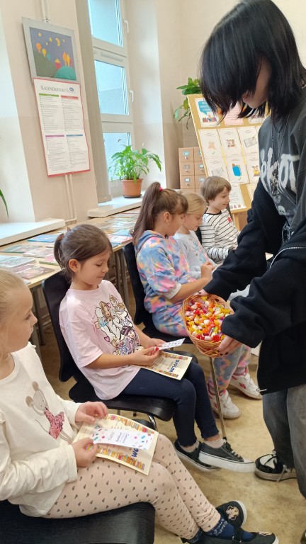 Pasowanie klas pierwszych na czytelnika biblioteki