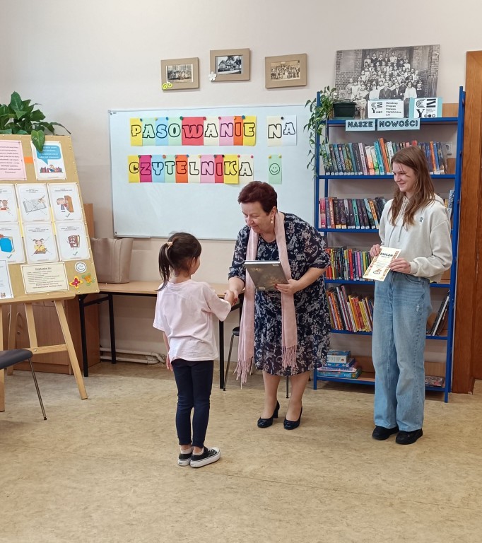 Pasowanie klas pierwszych na czytelnika biblioteki