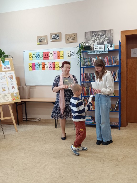 Pasowanie klas pierwszych na czytelnika biblioteki