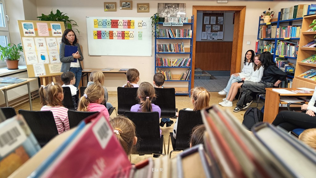 Pasowanie klas pierwszych na czytelnika biblioteki