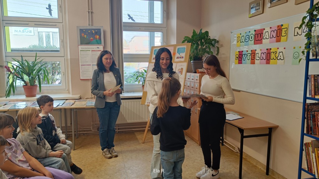 Pasowanie klas pierwszych na czytelnika biblioteki