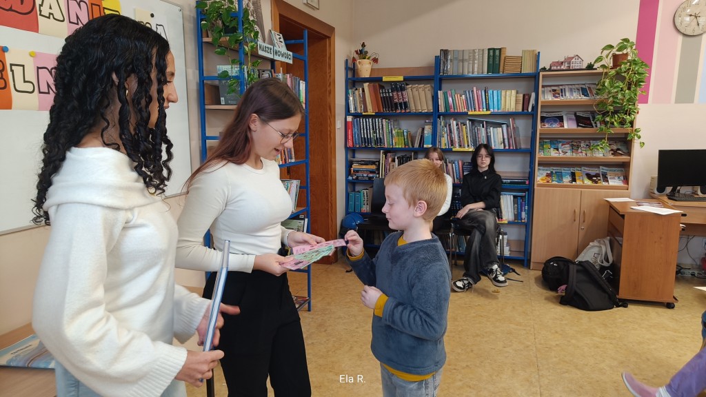 Pasowanie klas pierwszych na czytelnika biblioteki