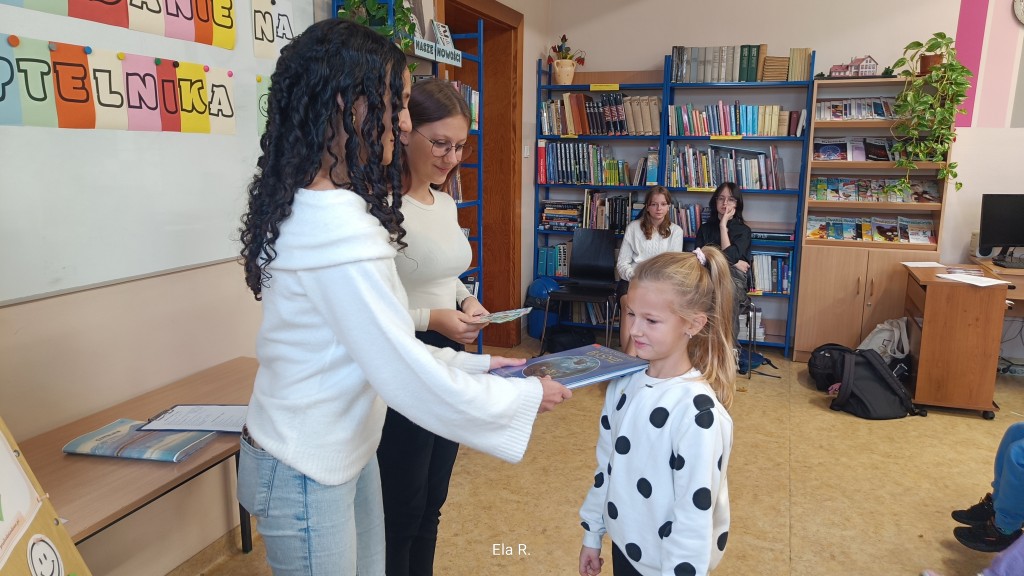 Pasowanie klas pierwszych na czytelnika biblioteki